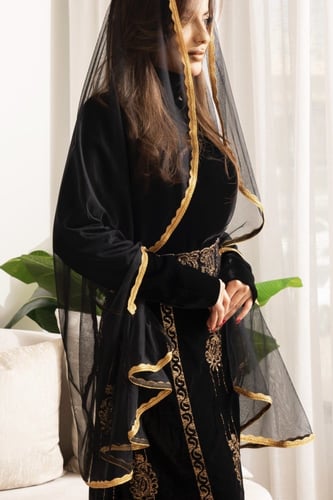 ثوب منيخل بـ تصميم عصري