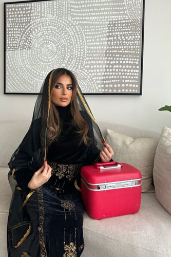 ثوب منيخل بـ تصميم عصري