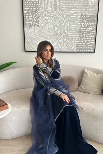 ثوب عسيري "كحلي" بتصميم عصري