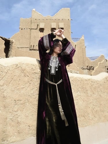 ثوب عسيري عنّابي بـ تصميم عصري