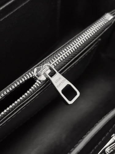 لوي فيتون CAPUCINES EAST-WEST مقاس 22cm