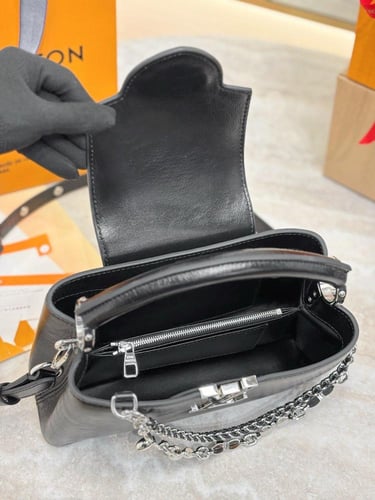 لوي فيتون CAPUCINES EAST-WEST مقاس 22cm