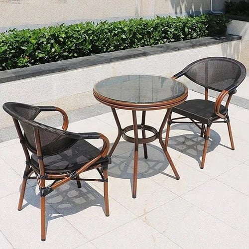 كرسيين وطاولة خارجية