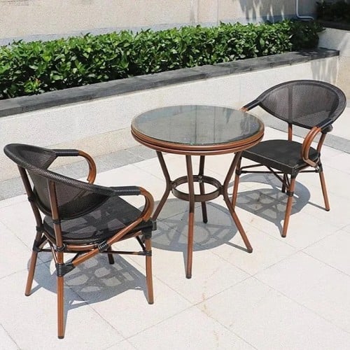 كرسيين وطاولة خارجية