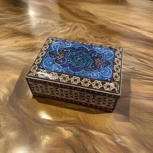 علبة خشبية مطعمه بالعاج والنحاس