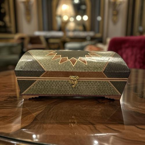 صندوق خشبي مطعم بالعاج والنحاس مع قفل