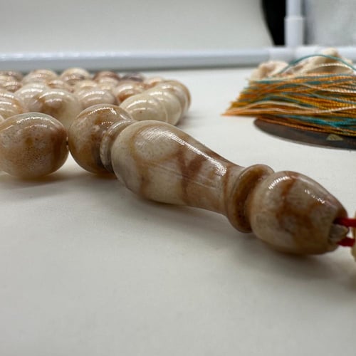 سبحة مرجان ابيض حر طبيعي مع عينة طبيعية من المرجان