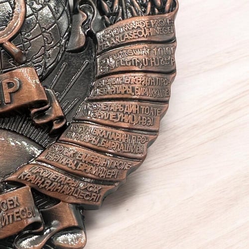 قطعة معدنية ممغنطه تحمل شعار روسيا