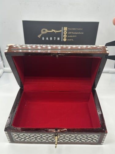 صندوق خشبي لحفظ المقتنيات مع قفل