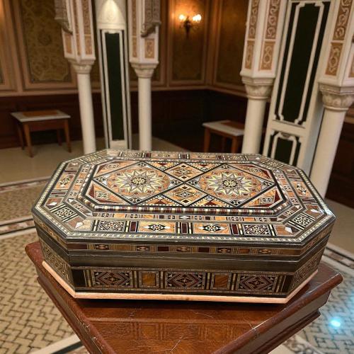 صندوق خشبي فاخر جداً ثماني الشكل مطعم بالصدف الطبي...