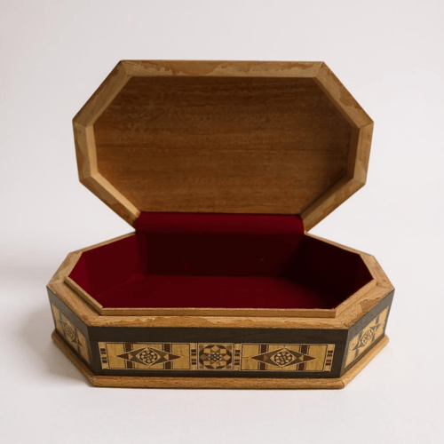 علبة خشبية مطعمة بالصدف ثماني الشكل