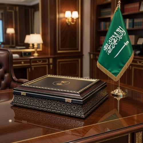 صندوق خشبي فاخر مطعم بجلد صناعي لون جملي بشعار الس...