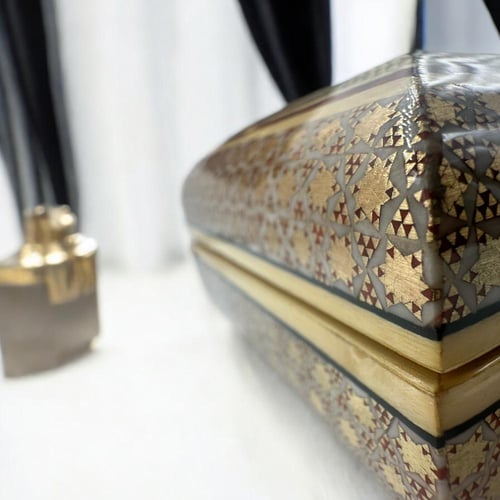 علبة خشبية فآخره صناعة يدوية مطعمه بالنحاس والعاج