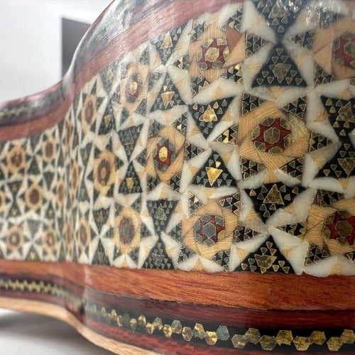 صحن خشبي لتقديم الضيافه