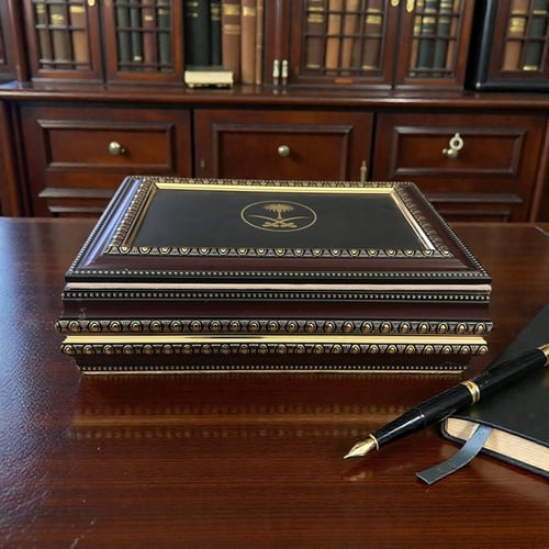 صندوق خشبي فاخر مطعم بالجلد الصناعي شعار السعودية