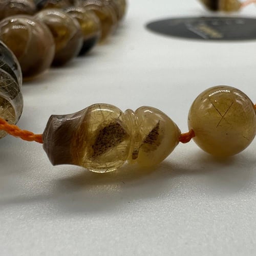 سبحة من جلد الذيب الطبيعي مع عينه من جلد ذيب