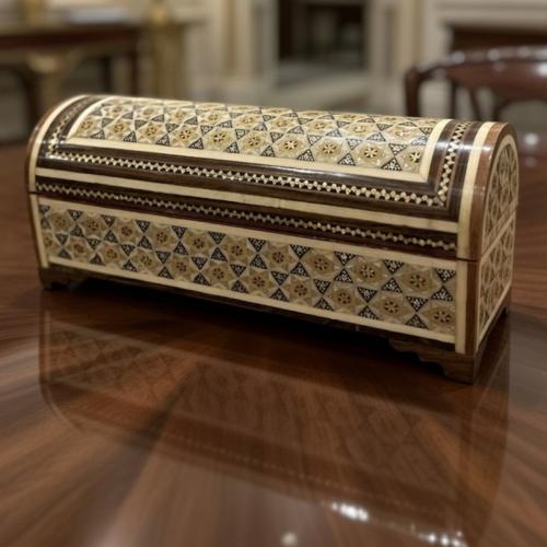 علبة خشبية مطعمه بالعاج والنحاس