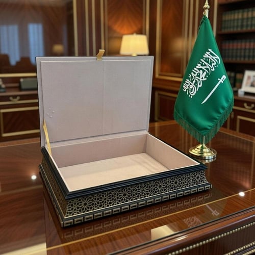 صندوق خشبي فاخر مطعم بجلد صناعي لون جملي بشعار الس...