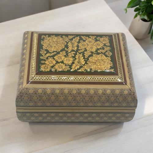 علبة خشبية فآخره صناعة يدوية مطعمه بالنحاس والعاج