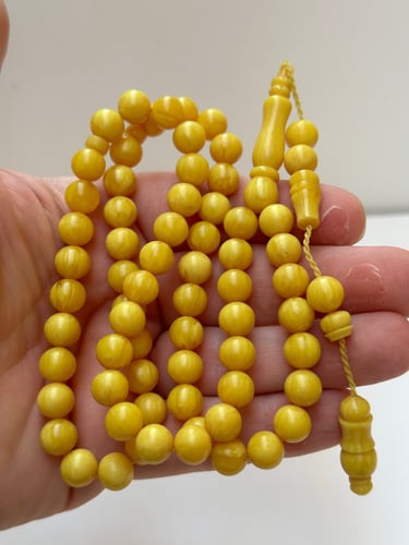 سبحة زعفرانيه برائحة العود والزعفران فواحه