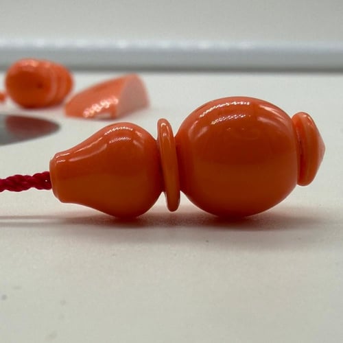 سبحة بلياردوا مع عينة من كرة البلياردوا