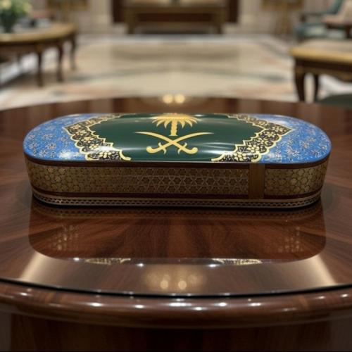 علبة خشبية مطعمه بالعاج والنحاس تحمل شعار المملكه
