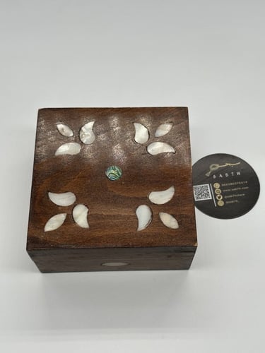 علبة خشبية فاخرة من خشب اللوز مطعم بالصدف