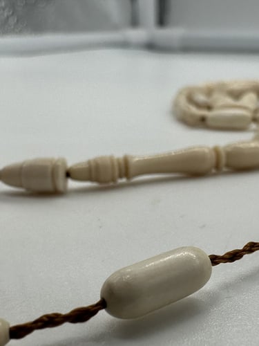 سبحة من عاج الماموث المنقرض