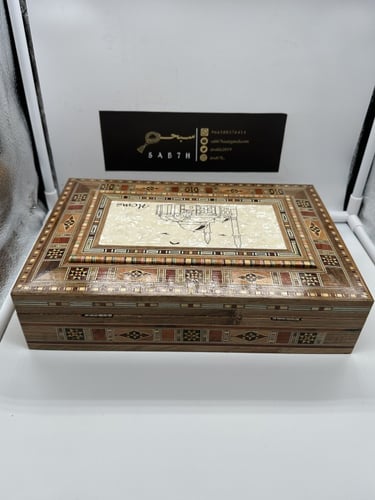 صندوق من الخشب الفاخر لحفظ المقتنيات