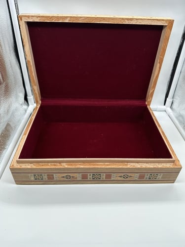 صندوق من الخشب الفاخر لحفظ المقتنيات