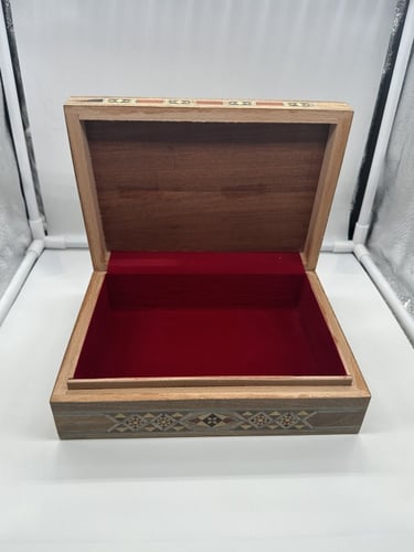 علبة خشبية فاخرة لحفظ المقتنيات مطعمه بالصدف