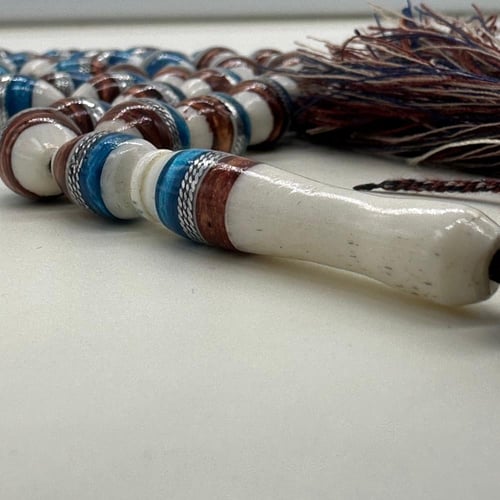 سبحة عظم جمل مع ميدالية