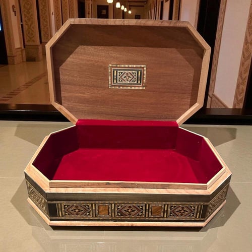 صندوق خشبي فاخر جداً ثماني الشكل مطعم بالصدف الطبي...