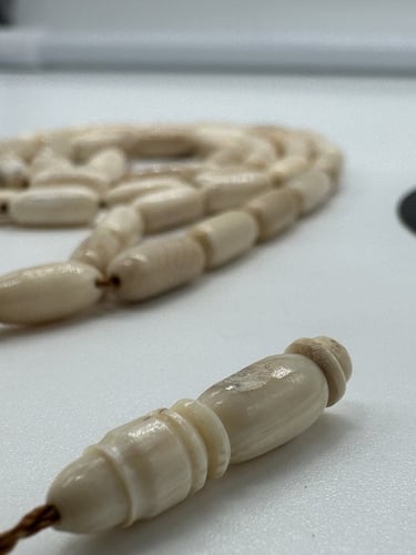 سبحة من عاج الماموث المنقرض