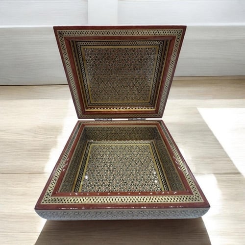 علبة خشبية فاخرة مطعمه بالعاج والنحاس