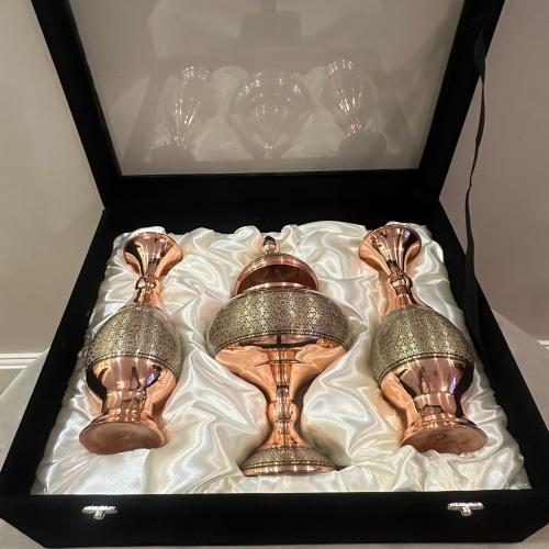 طقم ثلاث قطع تحف نحاس مطعم بالعاج