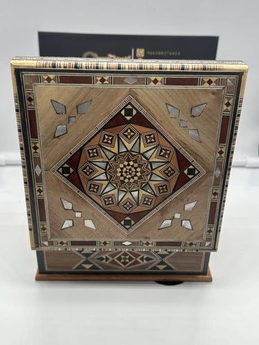 علبة خشبية فاخرة لحفظ المقتنيات مطعمة بالصدف