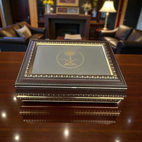 صندوق خشبي مطعم بالجلد الصناعي شعار السعودية