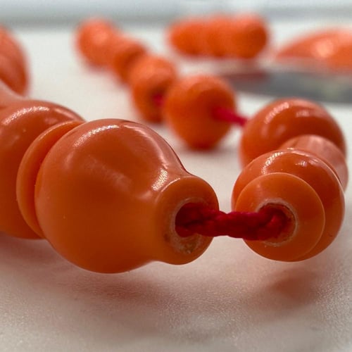 سبحة بلياردوا مع عينة من كرة البلياردوا