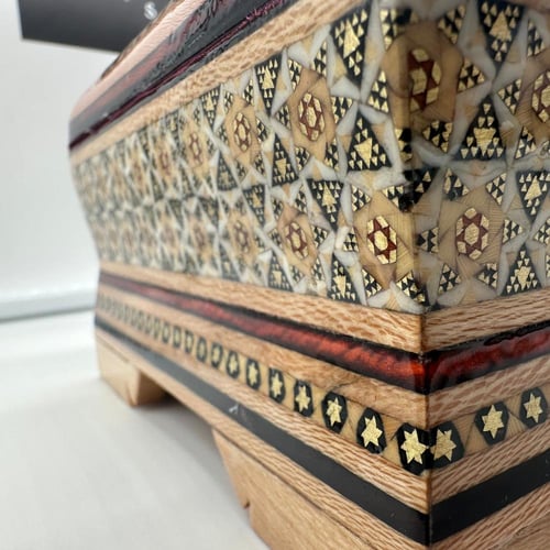 علبة خشبية فاخرة مطعمه بالعاج والنحاس