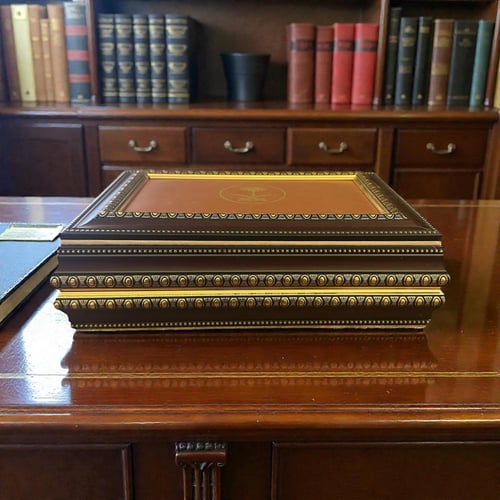 صندوق خشبي فاخر مطعم بالجلد الصناعي