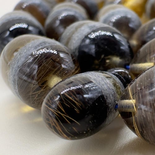 سبحة من جلد ضبعة الطبيعي مع عينة صب من جلد الضبعه