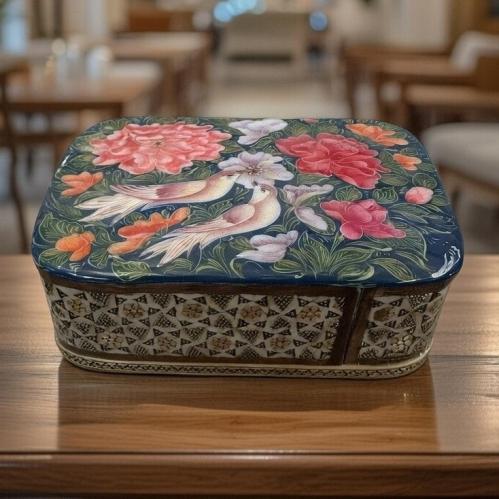 علبة خشبية مطعمه بالعاج والنحاس