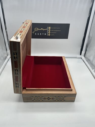 علبة خشبية فاخرة لحفظ المقتنيات مطعمه بالصدف