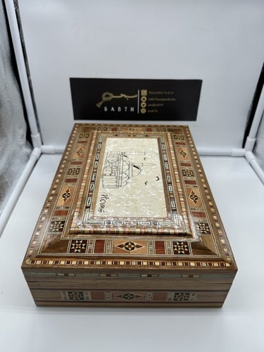 صندوق من الخشب الفاخر لحفظ المقتنيات