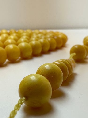 سبحة زعفرانيه برائحة العود والزعفران فواحه