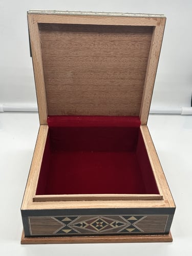 علبة خشبية فاخرة لحفظ المقتنيات مطعمة بالصدف