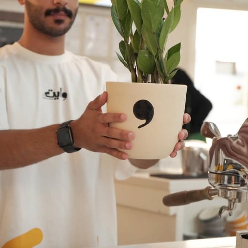 حوض فخار رسم اللوقو او الشعار