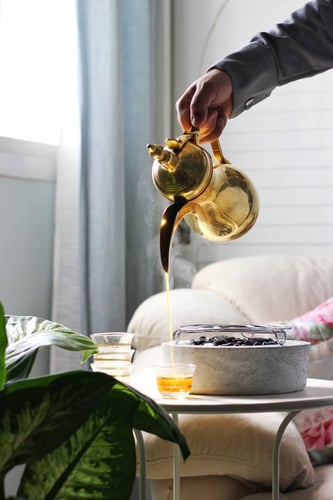 قاعدة تدفئة لون رمادي بأحجار داخلية لون أسود