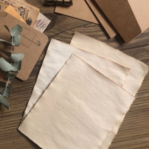 ورق مفرغ معتق يدوياً للكتابة